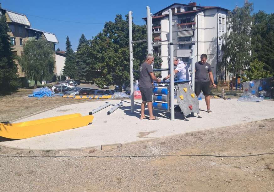 (FOTO) Nove igračke i pješčanik: Nastavljena SANACIJA DJEČIJEG IGRALIŠTA u Ulici Sime Miljuša