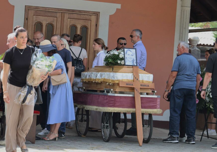 (FOTO) SAHRANJENA IVANA ŠIMUNDŽA Porodica i prijatelji ispratili novinarku i direktorku Monda na vječni počinak