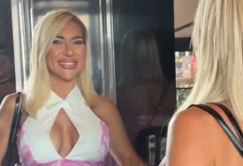 (FOTO JOVANA JEREMIĆ POKAZALA SILIKONE Voditeljka u haljini sa ogromnim prorezom kod grudi