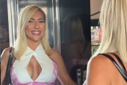 (FOTO JOVANA JEREMIĆ POKAZALA SILIKONE Voditeljka u haljini sa ogromnim prorezom kod grudi