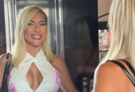 (FOTO) JOVANA JEREMIĆ POKAZALA SILIKONE Voditeljka u haljini sa ogromnim prorezom kod grudi