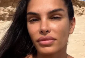 (FOTO) PREUSKA HALJINA I NIKAD KRAĆI MINIĆ Žena fudbalera izgleda brutalno, posjetila nudističku plažu