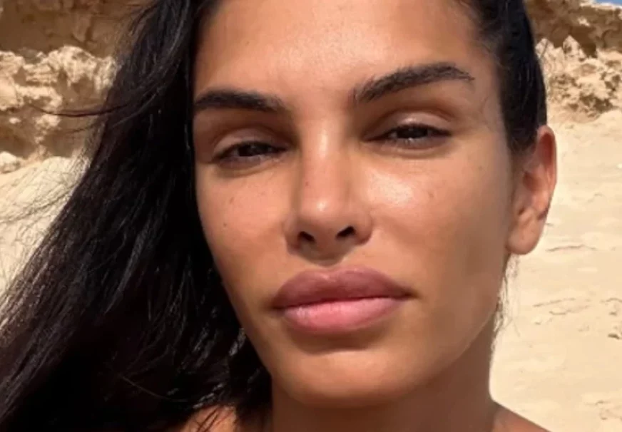 (FOTO) PREUSKA HALJINA I NIKAD KRAĆI MINIĆ Žena fudbalera izgleda brutalno, posjetila nudističku plažu
