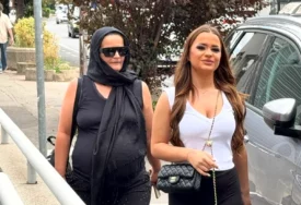 (FOTO, VIDEO)"Roditelji su šokirani mojom odlukom" Maloljetna učesnica "Elite 10" sa TRUDNOM MAJKOM došla na potpisivanje ugovora