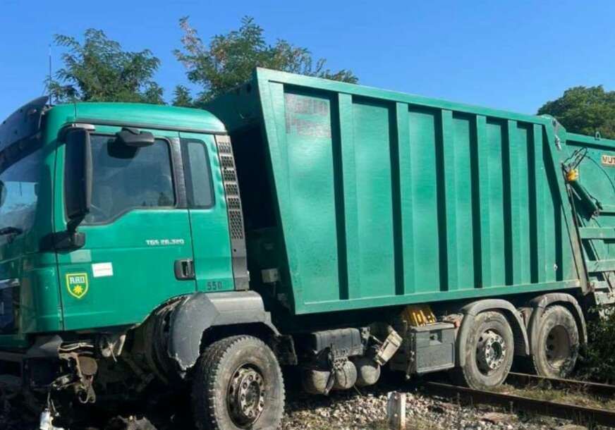 (FOTO) OTKAZANI SVI VOZOVI Kamion završio na šinama u Semizovcu nakon što se sudario sa automobilom