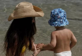 (FOTO) Cijela plaža gleda u malog Stefana: Katarina Živković uživa na porodičnom odmoru, sjela u plićak i igra se sa sinom