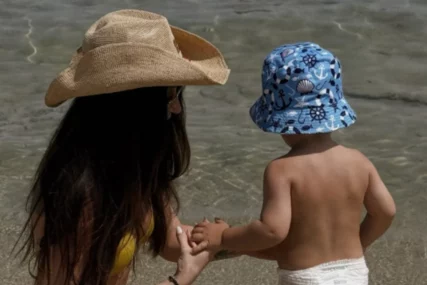 (FOTO) Cijela plaža gleda u malog Stefana: Katarina Živković uživa na porodičnom odmoru, sjela u plićak i igra se sa sinom