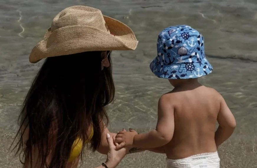 (FOTO) Cijela plaža gleda u malog Stefana: Katarina Živković uživa na porodičnom odmoru, sjela u plićak i igra se sa sinom