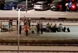 (VIDEO) PERON PRETVORILI U PODIJUM Putnici spontano zaigrali kolo, a onda je uslijedila rasprava na mrežama