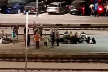 (VIDEO) PERON PRETVORILI U PODIJUM Putnici spontano zaigrali kolo, a onda je uslijedila rasprava na mrežama