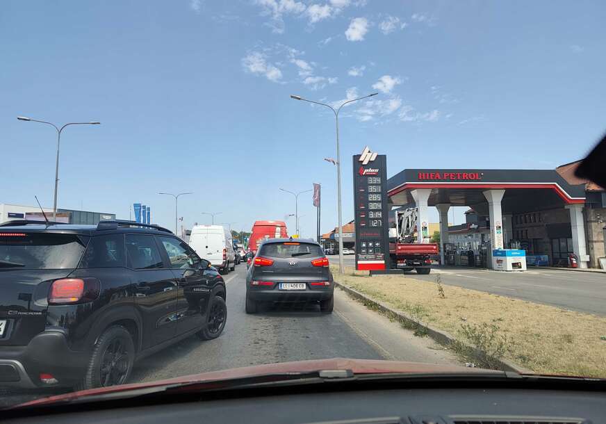 (FOTO, VIDEO) KOLONA OD BANJALUKE PREMA LAKTAŠIMA Između dva semafora čeka se najmanje 20 minuta, izbjegnite ovu dionicu ako možete