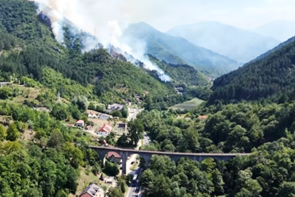 (VIDEO) Vatra prijeti kućama: Požar na području Konjica i dalje van kontrole
