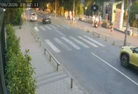 (UZNEMIRUJUĆI VIDEO) Osvanuo snimak teške saobraćajne nesreće: Automobil pokosio majku sa djecom na trotoaru, DJEVOJČICA (5) PREMINULA
