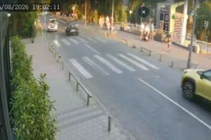(UZNEMIRUJUĆI VIDEO) Osvanuo snimak teške saobraćajne nesreće: Automobil pokosio majku sa djecom na trotoaru, DJEVOJČICA (5) PREMINULA