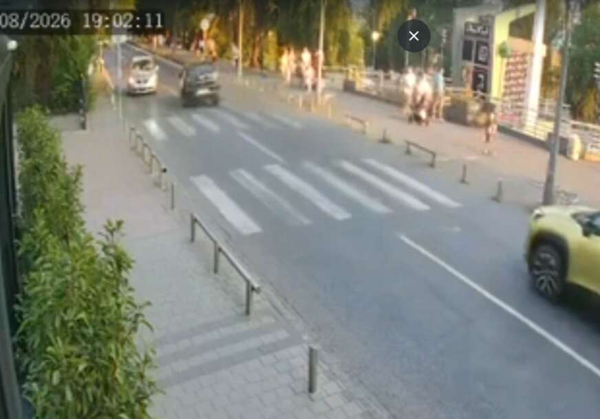 (UZNEMIRUJUĆI VIDEO) Osvanuo snimak teške saobraćajne nesreće: Automobil pokosio majku sa djecom na trotoaru, DJEVOJČICA (5) PREMINULA