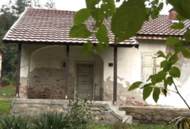 (FOTO) KROV SE RUŠI, ZIDOVI PUCAJU Ovako izgleda kuća legendarne pjevačice u "selu duhova", tu živi samo jedan čovjek