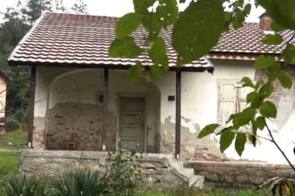 (FOTO) KROV SE RUŠI, ZIDOVI PUCAJU Ovako izgleda kuća legendarne pjevačice u "selu duhova", tu živi samo jedan čovjek