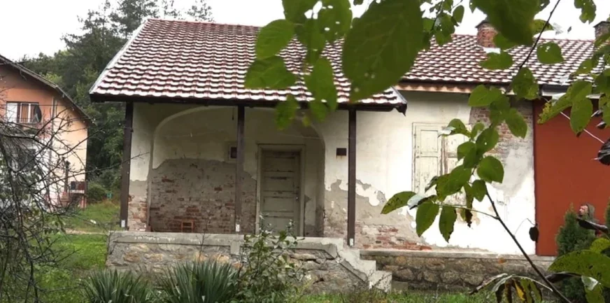 (FOTO) KROV SE RUŠI, ZIDOVI PUCAJU Ovako izgleda kuća legendarne pjevačice u "selu duhova", tu živi samo jedan čovjek