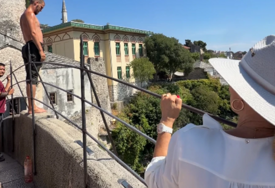 (VIDEO) Lepa Brena navela muškarca da skoči sa mosta u Neretvu: Pjevačica oduševljeno aplaudirala, "Ja bih se polomila"