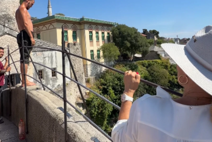 (VIDEO) Lepa Brena navela muškarca da skoči sa mosta u Neretvu: Pjevačica oduševljeno aplaudirala, "Ja bih se polomila"