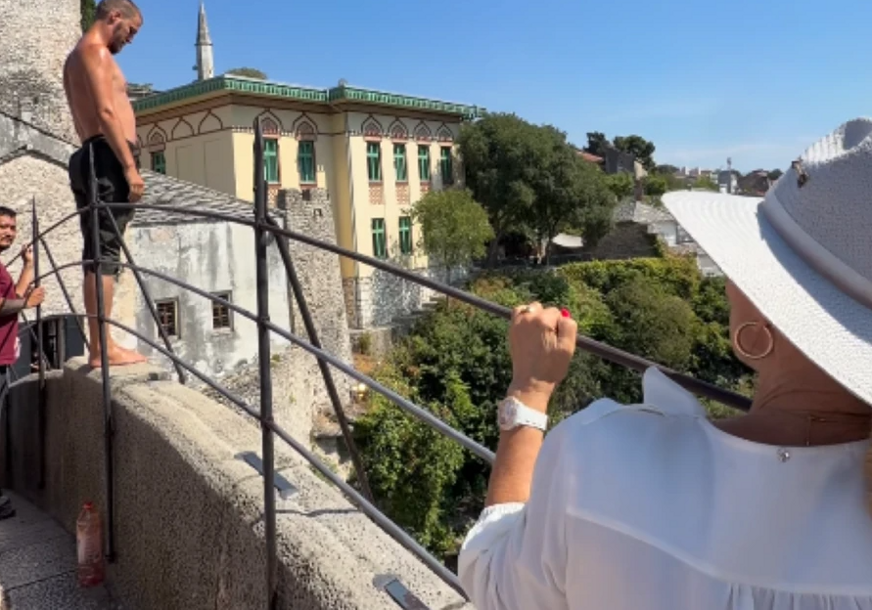 (VIDEO) Lepa Brena navela muškarca da skoči sa mosta u Neretvu: Pjevačica oduševljeno aplaudirala, "Ja bih se polomila"