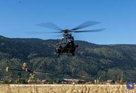 (FOTO) Mađarske snage stigle u BiH: Na Butmir sletjelo nekoliko helikoptera
