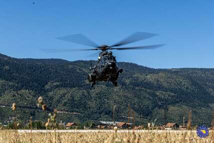 (FOTO) Mađarske snage stigle u BiH: Na Butmir sletjelo nekoliko helikoptera
