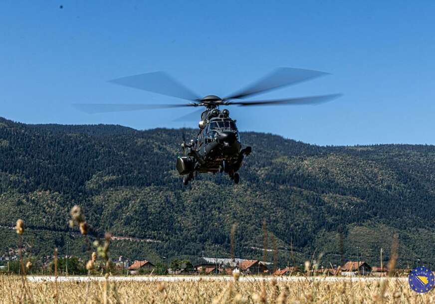 (FOTO) Mađarske snage stigle u BiH: Na Butmir sletjelo nekoliko helikoptera