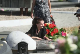 "Da se nikad ne prekine" Mala Cana za svoj rođendan sama na groblju, ispunila Andriji posljednju želju