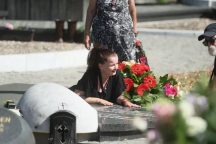 "Da se nikad ne prekine" Mala Cana za svoj rođendan sama na groblju, ispunila Andriji posljednju želju