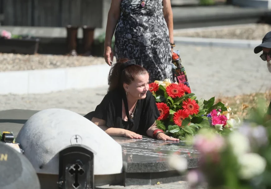 "Da se nikad ne prekine" Mala Cana za svoj rođendan sama na groblju, ispunila Andriji posljednju želju