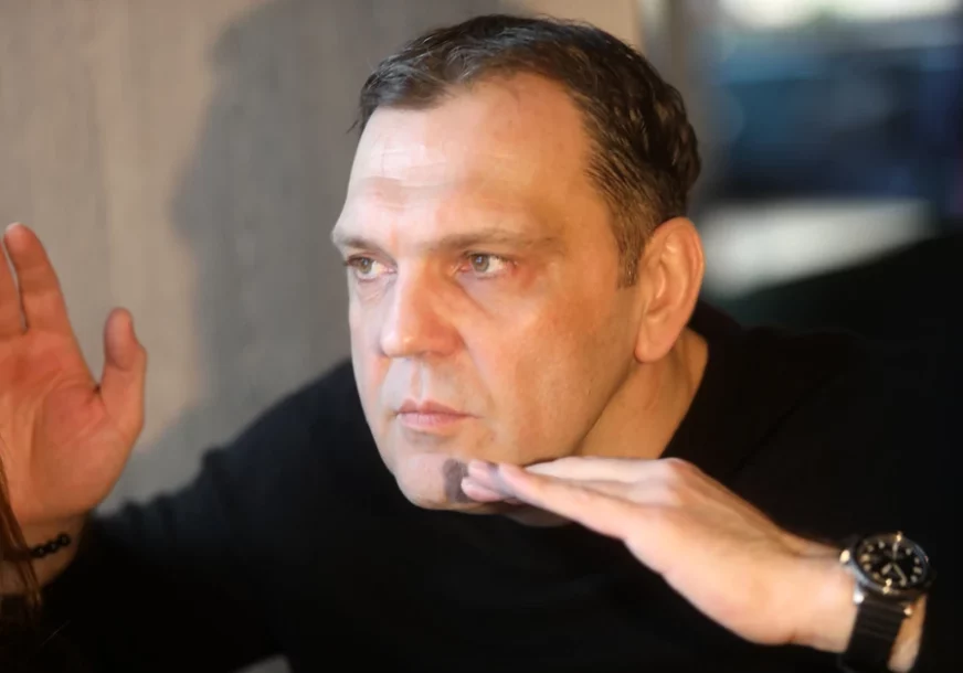Mina ga predstavila kao ekonomistu: Ovo je prava istina o Kasperovom obrazovanju