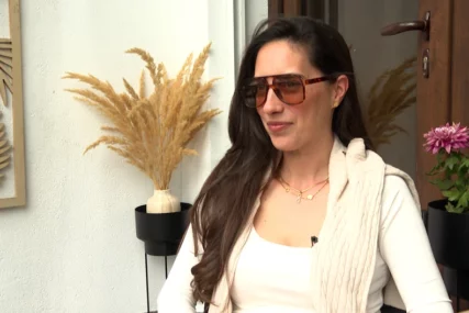 (FOTO) Otkrila da je skinula burmu: Lijepa voditeljka javno podijelila poruke koje joj muže šalje dok je ona u izlasku