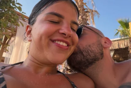 MOKRI I PREPLANULI Sin Đanija Trajkovića u zagrljaju supruge, ona mami poglede u atraktivnom kupaćem