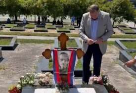(VIDEO) "OTIŠAO JE PRERANO" Dodik obišao grob Bobana Kusturića