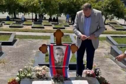 (VIDEO) "OTIŠAO JE PRERANO" Dodik obišao grob Bobana Kusturića