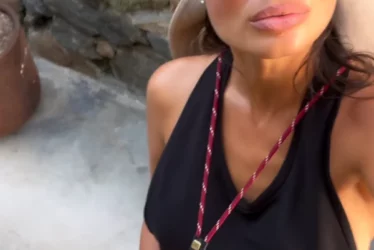 (FOTO) Baškari se na Mikonosu: Žena poznatog košarkaša pozirala u haljini bez brushaltera, svi pričaju da je stavila silikone