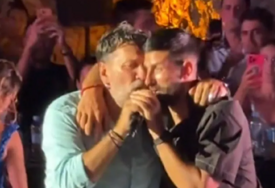(VIDEO) POPEO SE NA BINU, PA ZAPJEVAO Novak Đoković po ko zna koji put oduševio javnost, ljetovanje u Crnoj Gori se pretvorilo u provod za pamćenje