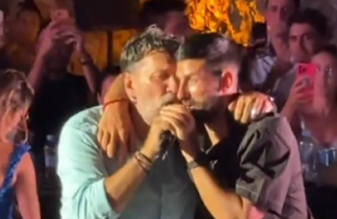 (VIDEO) POPEO SE NA BINU, PA ZAPJEVAO Novak Đoković po ko zna koji put oduševio javnost, ljetovanje u Crnoj Gori se pretvorilo u provod za pamćenje