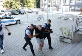 (FOTO) Kupovali oružje u BiH, pa ga planirali prodati u EU: Laktašanin uhapšen u akciji "Trasa" doveden u Tužilaštvo
