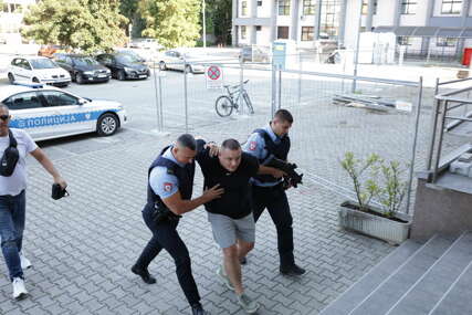 (FOTO) Kupovali oružje u BiH, pa ga planirali prodati u EU: Laktašanin uhapšen u akciji "Trasa" doveden u Tužilaštvo