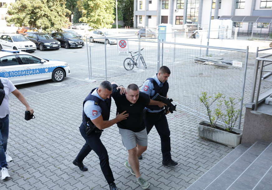 (FOTO) Kupovali oružje u BiH, pa ga planirali prodati u EU: Laktašanin uhapšen u akciji "Trasa" doveden u Tužilaštvo