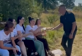 (VIDEO) „Čuvajte liniju“ Nešić mlade ČASTIO kolačima