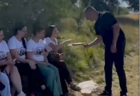 (VIDEO) „Čuvajte liniju“ Nešić mlade ČASTIO kolačima