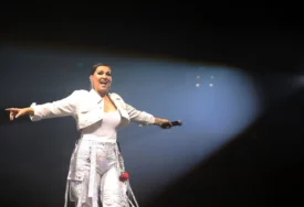 (FOTO) Mami poglede u 54. godini: Nina Badrić se uslikala u kupaćem na stijenama
