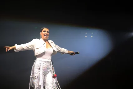 (FOTO) Mami poglede u 54. godini: Nina Badrić se uslikala u kupaćem na stijenama