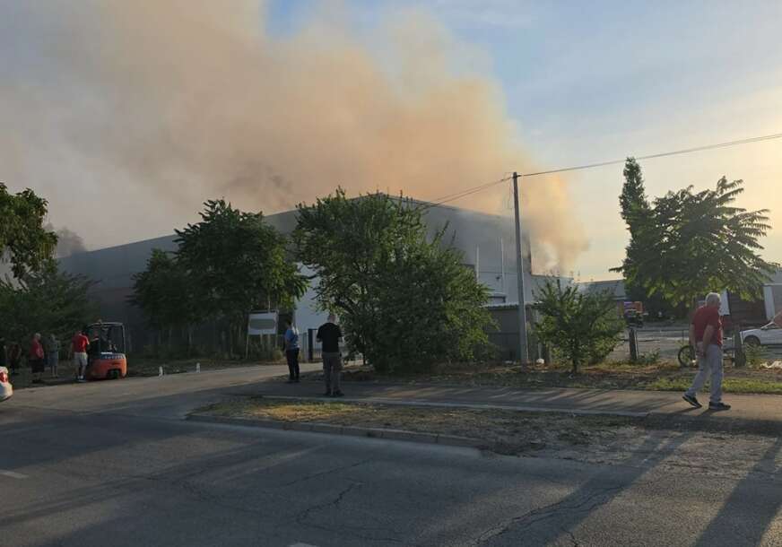 (VIDEO, FOTO) DIM PREKRIO GRAD Veliki požar u Novom Sadu, čuju se detonacije, ima povrijeđenih