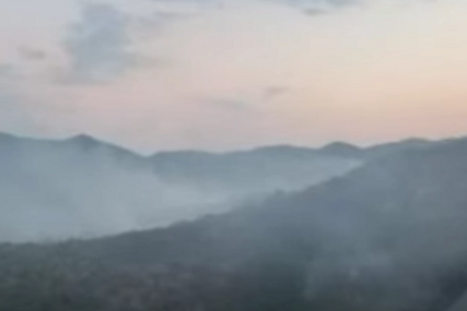 (VIDEO) HEROJSKA BORBA SA VATROM MUP RS objavio snimak požara kod Trebinja iz helikoptera