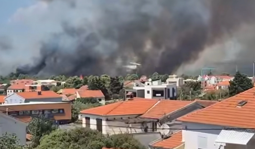 (VIDEO) POŽAR U ZADRU Dignuta 4 kanadera, gust dim iznad grada 