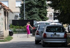 (FOTO) Parkiranje u centru Banjaluke postalo košmar: Zbog radova blokiran prilaz parkingu, vozači sami pomjeraju ograde